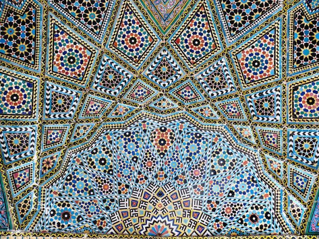 800px-Nasr_ol_Molk_mosque_vault_ceiling_2